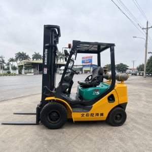 Xe nâng komatsu tải trọng nâng 2.5 tấn nâng cao bốn mét