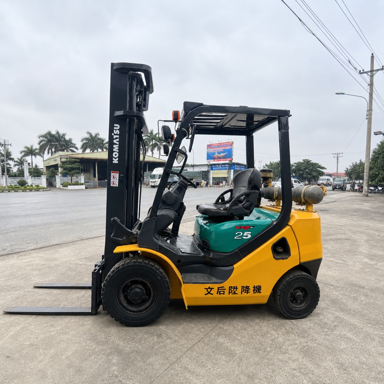 Xe nâng komatsu tải trọng nâng 2.5 tấn nâng cao bốn mét