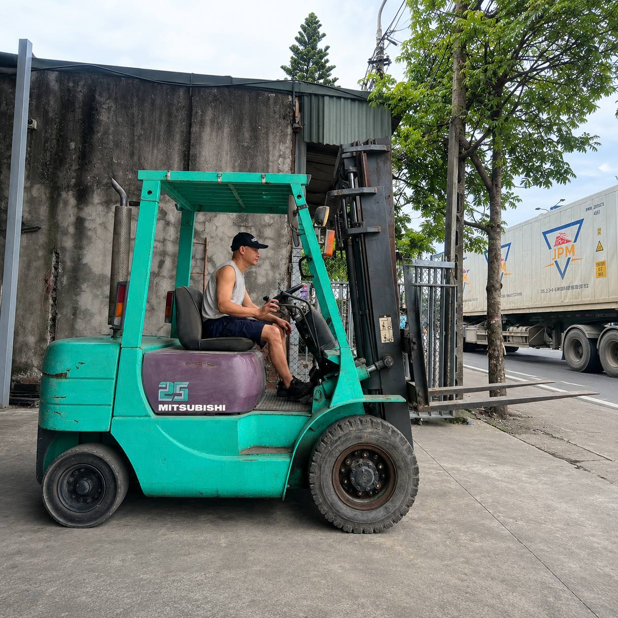 Xe nâng hàng misubishi 2,5 tấn số tự động